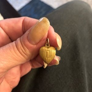 Antique gold heart pendant vintage necklace.  Carved vertical design Art Deco